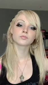 Shana Dean's Instagram, Twitter & Facebook