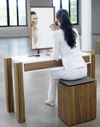 Ein tolles möbelstück ist leider mit. Schminktisch Art343 Nussbaum Mit Lackierter Flache Moderner Schminktisch Mit Spiegel Im Holzrahmen