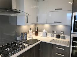 A glossy kitchen décor is becoming extremely trendy these days , it gives your kitchen a very slick and unique modern design , read this article to learn a few tips to get this amazing style… Two Tone White And Grey Kitchen White Gloss Kitchen Oak Kitchen Gloss Kitchen Cabinets