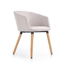 Des tissus résistants pour fauteuil et canapé. Chaise Scandinave Tissu Beige Et Pieds Bois Benito