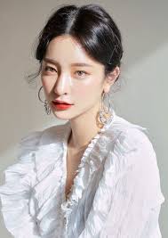 The Low Down On Glass Skin K Beauty S Newest Trend Wedding Makeup Looks Glass Skin Beauty Girl