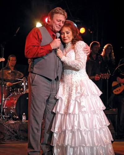 Loretta Lynn waited 38 years to sing this song with her son... and what he did at the end will make you cry., The legendary Loretta Lynn stepped onto the stage in 2013, just like she had thousands of ...
