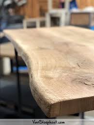 close up van boomstam tafelblad boomstamtafel eikenhout boomstam maatwerk tafelopmaat custommade interieur inte bar thuis boomstam tafel tafel op maat