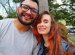 Se conocieron en el metro y él aprendió lengua de señas para enamorarla: el  romance que conquistó las redes