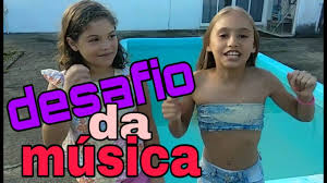 Elas estão lado a lado, prontas para mergulharem. Desafio Na Piscina Youtube
