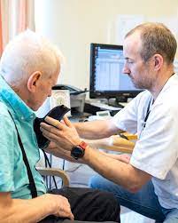 Fastlegene har plikt til å gå legevakt i tillegg til oppgavene de har som fastlege. Fastleger I Nordsjoturnus Tidsskrift For Den Norske Legeforening