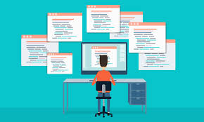 Esta imagen de un desarrollador con varias pantallas delante con diagrama de arquitectura de software