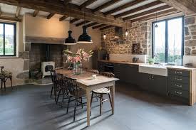 Une Maison Dans Le Bocage Normand A La Decoration Rustique Et Contemporaine Planete Deco A Homes World Decoration Rustique Amenagement De La Cuisine Cuisines Maison