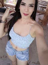 Mujer Tomando El Sol En La Piscina