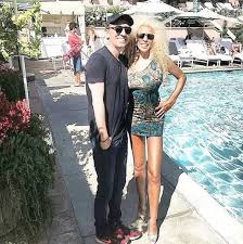 Redoine et rachid faïd, qui ont par ailleurs été mis en examen du chef de refus d'obtempérer, ont été placés en détention provisoire mardi soir, les enquêteurs ont de nouveau vu deux personnes vêtues d'une burqa, vraisemblablement redoine faïd et son frère, entrer dans le domicile de la jeune femme. Beatrice Dalle Et Redoine Faid Fauve Journal Des Femmes Facebook