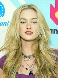 Chloe Robertson's Instagram, Twitter & Facebook