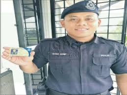 Suspek diarah mengemukakan kad pengenalan diri atau passport sebelum anggota membuat pemeriksaan di dalam kenderaan dan menemui bungkusan berwarna putih di bahagian tempat duduk belakang dan bonet. Cikgu Pernah Panggil Dia Ke Pentas Untuk Perkenalkan Diri Kerana Namanya Sangat Unik Inilah Kisahku Gps Bestari