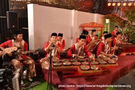 Gambang kromong merupakan salah satu orkes alat musik betawi yang merupakan perpaduan dari dua benda gambang dan kromong yang sering ditunjukkan dalam sebuah pementasan kesenian musik betawi. Apa Dan Bagaimana Peralatan Musik Gambang Kromong Balai Pelestarian Nilai Budaya Jawa Barat