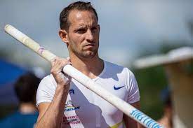Renaud lavillenie a battu le record du monde en salle en franchissant 6,16m, à donetsk. Athletisme Perche Lavillenie Pas Surpris De Perdre Son Record Du Monde