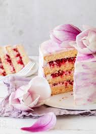 Wer den fondant in schönen farbtönen modellieren will, muss einfach nur etwas lebensmittelfarbe einkneten. Magnolien Tortchen Mit Himbeeren Und Joghurt Emma S Lieblingsstucke