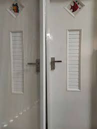 Bahan dasarnya yang terbuat dari aluminium. 5 Jenis Pintu Kamar Mandi Berdasarkan Materialnya Bangizaltoy Com