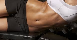 Además de enseñar y corregir eficazmente la postura del cuerpo, el yoga es una disciplina con la que se puede perder o reducir la grasa acumulada en el abdomen y la que se encuentra alrededor de la cintura. 3 Ejercicios Para Quemar La Grasa De Los Gorditos De La Cintura Y Cadera