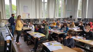 Volgens premier rutte zijn de maatschappelijke gevolgen van een algehele sluiting te groot. Scholen Blijven Volledig Open Maar Met Extra Maatregelen Ring Tv Jouw Zender Jouw Nieuws