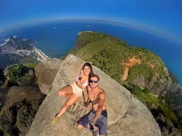 Leonardo Edson Pereira and Victoria Medeiros hanging off an almost 3000ft  drop straight into the ocean with no support - Irish Mirror Online