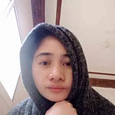 Buti na lang walang nangyari sa kanya. Silica gel po yan, usually makikita  natin sa mga naka pack na products para hindi mag moist or masira agad.  Although most of it ay