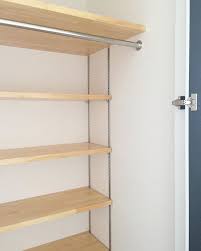 cafe closet02 instagram クローゼットの奥行 as2f 2階廊下のクローゼットは奥行910 と深いので 奥だけミニ可動棚を付けてもらいました 枕棚の高さが1800 奥行は600 ミニ棚 の奥行 クローゼット 収納 クローゼット 棚 収納 深い