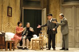 Un video senza audio, per leggere il personaggio lucariello: Natale In Casa Cupiello Teatro Della Pergola