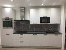 cuisine modele speed gris soie le plan de travail en dekton apporte une touche de moderne et une fluidite dans la cuis cuisine modele cuisine plan de travail