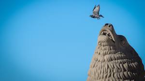 Es la imagen deuna joven mujer sentada sobre una piedra, con la mirada clavada en el océano, quizás a la embocadura del puerto. La Historia Del Escultor Oculto De Los Clasicos Lobos Marinos De La Rambla Infobae