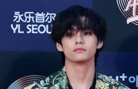 Fans were quick to notice the unique choice of outfit wore by bts v. V From Bts How His Smile Created New Army Stans At The Bbmas Film Daily