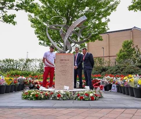 Conor Bradley, Michael Edwards and Julian Ward pay their respects at the  Forever 20 memorial at Anfield ❤️