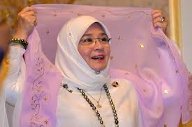 Kali ini, sulaman kerawang dihasilkan pada baju kebaya. Fesyen Baju Raja Permaisuri Agong