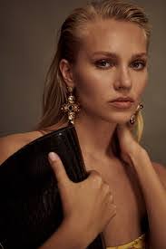 Elisa Porter's Instagram, Twitter & Facebook