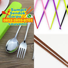 Grosir aneka kerajinan, asbak, tempat lilin, rak cd, tempat cottonbud, lampu hias, mangkok, nampan, piring, sendok, garpu, tempat kartu nama, tempat sabun, tempat pensil, tempat sendok, tempat tissue, tempat sampah, tempat tusuk gigi. Distributor Sendok Garpu Stainless 0852 2855 8701 Wa Grosir Sumpit Sendok Garpu Diskon