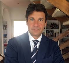 Stefania sandrelli, che è nata il 5 giugno 1946, è alta un metro e sessantasette centimetri e pesa circa sessantacinque chili, a 16 anni inizia una storia con il cantante gino paoli (che era sposato) da cui, nel 1964 nel 1972 la sandrelli sposa nicky pende, chirurgo che gli ha dato l'ultimo dei suoi figli, vito. Stefania Sandrelli Eta Altezza Peso Ex Marito Figli Compagno Malattia