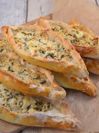 Turkische Pide Mit Schafskase Rezept Ofengefluster Rezept Rezepte Streetfood Rezepte Fingerfood