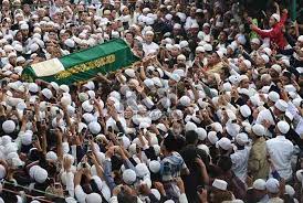 Ribuan Pelayat Mengangkat Keranda Jenazah Habib Munzir Al Musawwa Saat Hendak Dimakamkan Di Kompleks Pemakaman Habib Kuncung Kalibata Jak Pemakaman