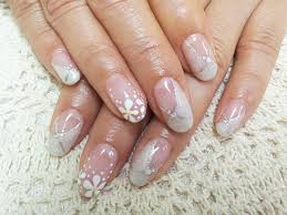白い斜めフレンチ クリアベースに白い花 上品なネイル nail designs nails beauty