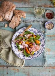 Salat mit orangen, mozzarella und mandeln. Jamie Oliver S Grilled Apricot Salad With Mozzarella Pink Peppercorns Prosciutto Recipe Drizzle And Dip