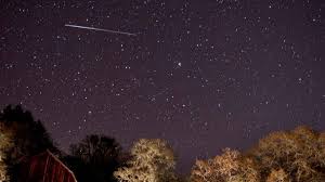 Durante uma chuva de meteoros temos a sensação que todos surgem de uma mesma região do céu. Chuva De Meteoros Do Cometa Halley Tera Pico Nesta Terca Meionorte Com