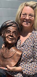 Chicago Classes 2025!!!!* **43. SCULPTING A ROSE BOWL POTTERY ON A MINI  POTTER'S WHEEL** *Lynette Barker Thursday 8am-12pm $125* *​* Lynette will  teach the techniques and process of sculpting a 1:12