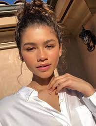 Zendaya S Stylist Law Roach Says Designers Originally Didn T Want To Dress Her Because She S Black Femestella Zendaya No Makeup Natural Prom Makeup Curly Hair Styles