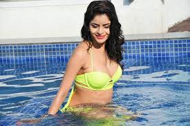 8 hours ago · comedian sunil pal, who has worked with gehana vasisth in filmy duniya, shared a video talking about the arrest of raj kundra, husband of bollywood actress shilpa shetty. Beautiful Gehana Vasisth Hot Photos And Video In Swimming Pool