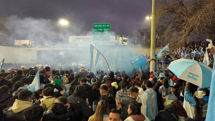 Sin Messi y varios jugadores, la selección argentina llegó a Ezeiza tras la derrota ante España - Cobertura exclusiva - Mundial 2026 - Cadena 3 Argentina