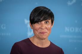 Ine marie eriksen søreide (* 2.mai 1976 in lørenskog) ist eine norwegische politikerin der konservativen partei høyre.seit 2001 ist sie abgeordnete im storting.von oktober 2013 bis oktober 2017 war sie die verteidigungsministerin ihres landes, seit oktober 2017 ist sie der erste weibliche außenminister norwegens Vi Horer Ingenting Om Norges Strategi Overfor Kina Og Det Er Alarmerende Document
