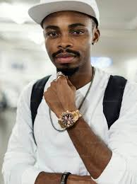 Un reloj sobre una mesa foto