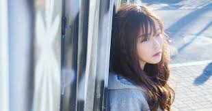 In this song, she talks honest stuff about her life and her dreams. Netizens Shocked Upon Discovering Past Photos Of Kasper