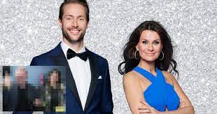 Danseserien går i høst inn i sin trettende sesong, og hoff, som er kjent fra humortrioen «raske menn» erstatter fjorårets mannlige programleder, samuel massi. Disse Kjendisene Skal Vaere Med I Skal Vi Danse 2019