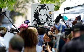 אני בטראומה, רוצה את חיי בחזרה כוכבת הפופ העידה לראשונה בשימוע נגד האפוטרופוסות של אביה, ובין היתר טענה כי המשמרות של אבי מזיקות לי, מגיע לי שיהיו לי חיים. Ikdjycaoxjmmkm