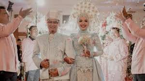 The city is mostly populated by ethnic chinese, dayaks and malays, as well as significant numbers of minorities such as bugis and javanese. Kwadpjvua0dt1m