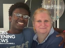 McDonald's assistant manager dubbed 'Mama McDonalds' helps struggling teen  get into college